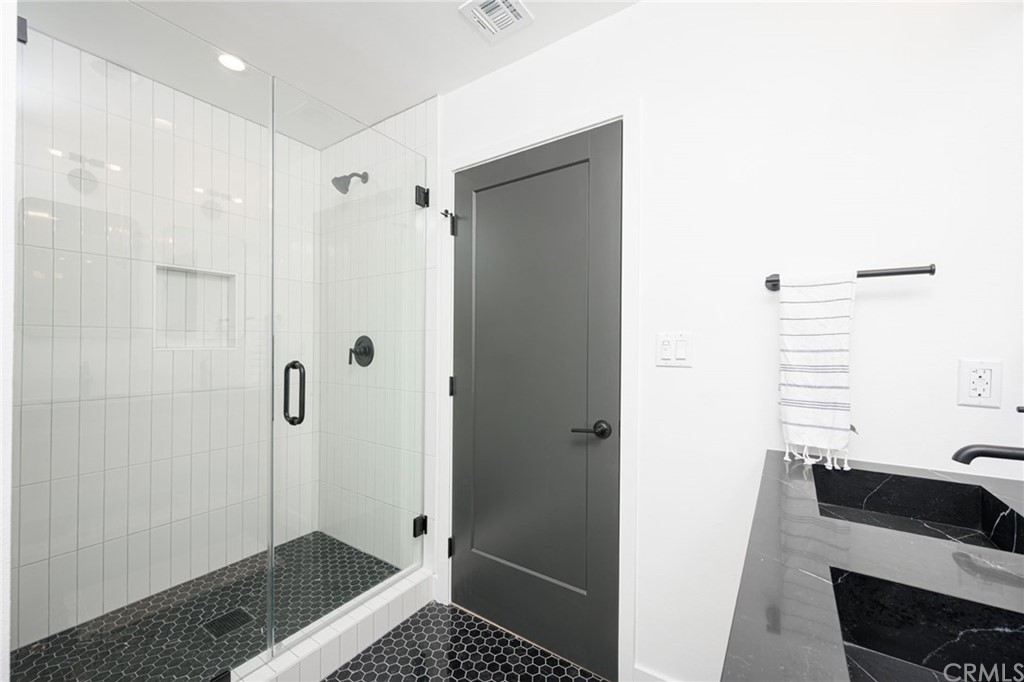 5418 Sanchez Drive Los Angeles, CA 90008 - Photo 18 of 28 a bathroom with a shower