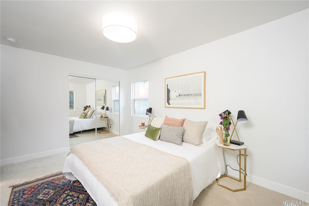 5418 Sanchez Drive Los Angeles, CA 90008 - Photo 20 of 28 a bedroom with a bed and a lamp