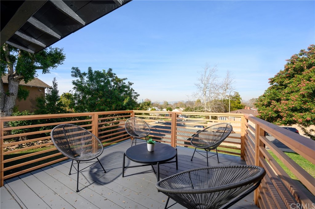 5418 Sanchez Drive Los Angeles, CA 90008 - Photo 4 of 28 a view of sitting area in balcony