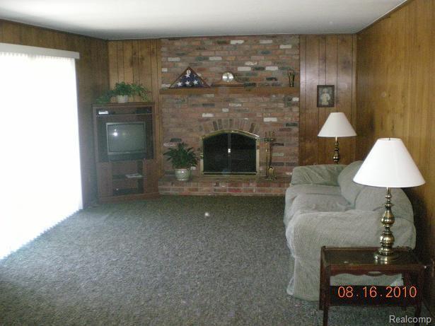 18336 Levan Road Livonia, MI 48152 - Photo 9 of 25 Family Room