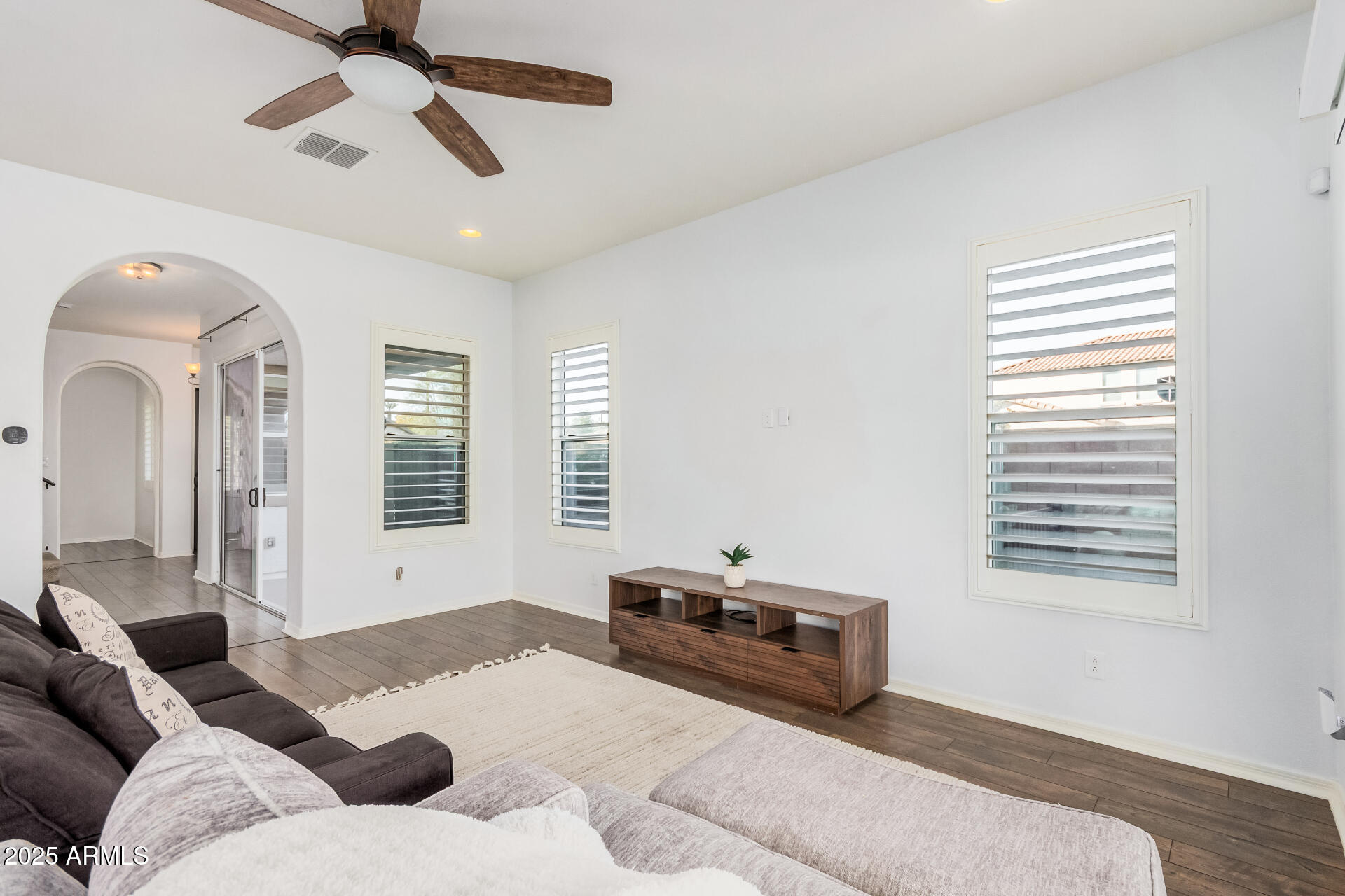 836 Gary Lane Phoenix, AZ 85042 - Photo 10 of 40 11 Gary