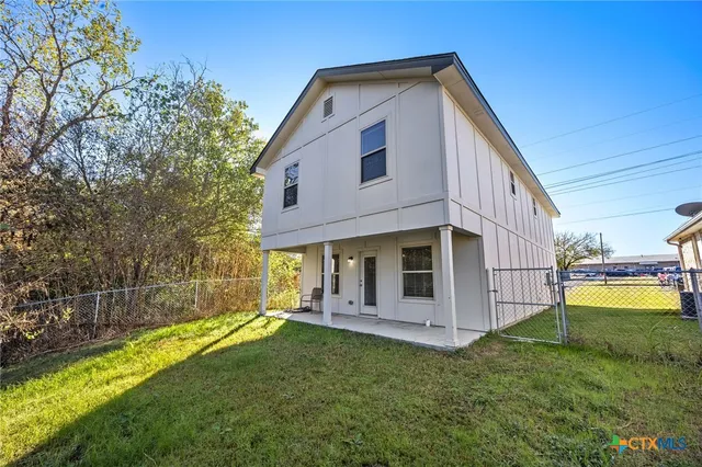 a view of a house with backyard and garden
