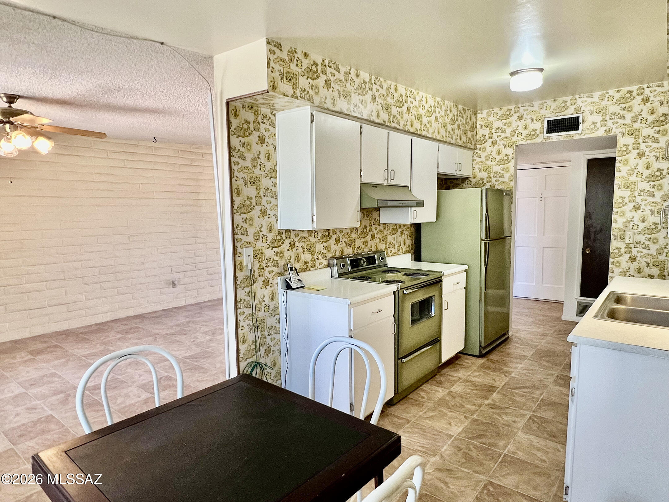 2955 South Kolb Road Tucson, AZ 85730 - Photo 4 of 24 Kitchen, Dining Area, Living Room