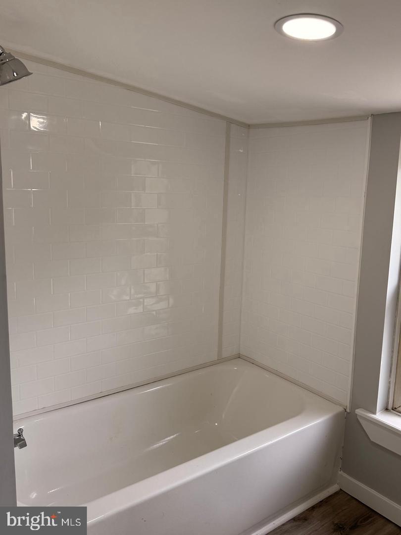 217 Smith Street Salem, NJ 08079 - Photo 20 of 23 a bathroom with a bathtub