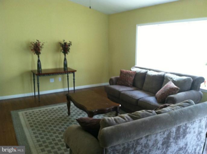 18337 College Road Hagerstown, MD 21740 - Photo 2 of 11 Living Room