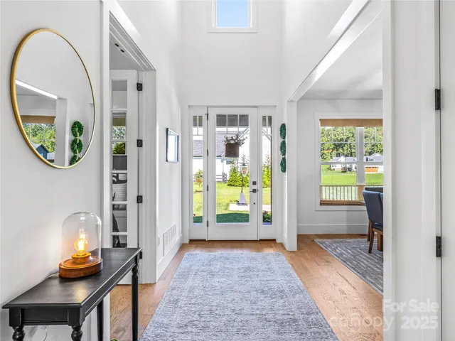 a view of livingroom with furniture
