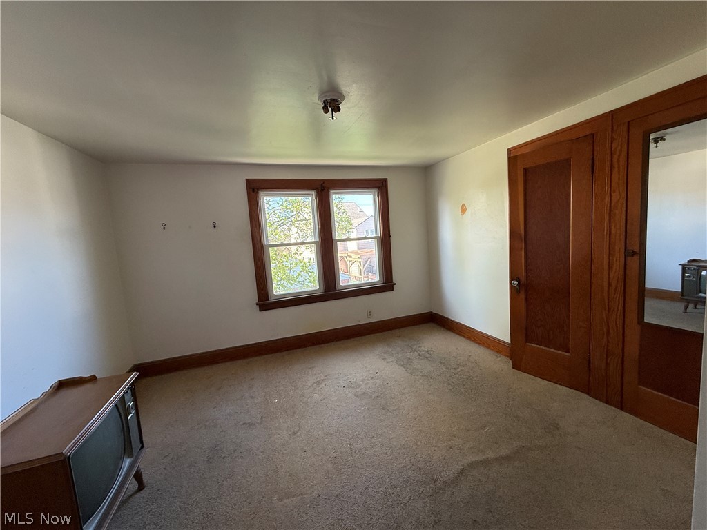 18309 Edgerton Road Cleveland, OH 44119 - Photo 17 of 20 UP Unit Bedroom