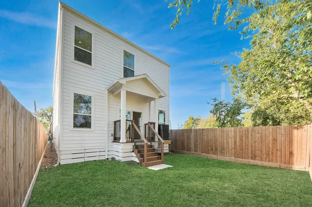 a view of house with backyard