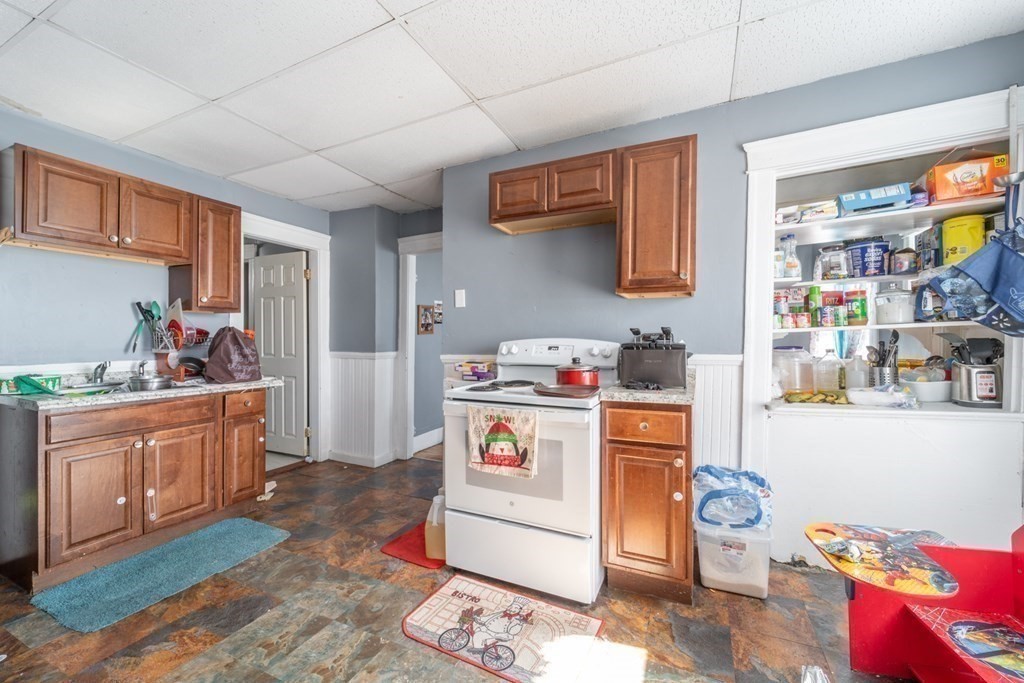 217 Beacon Street Worcester, MA 01610 - Photo 19 of 39 a utility room with sink dryer and washer