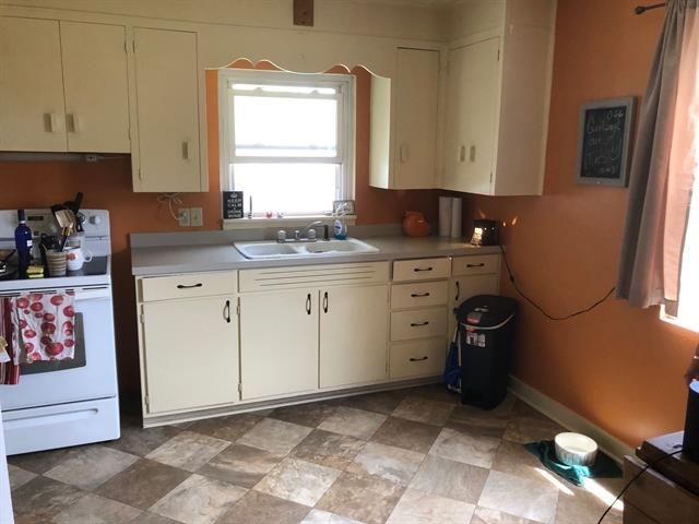 526 West 4th Street Rochester, IN 46975 - Photo 2 of 7