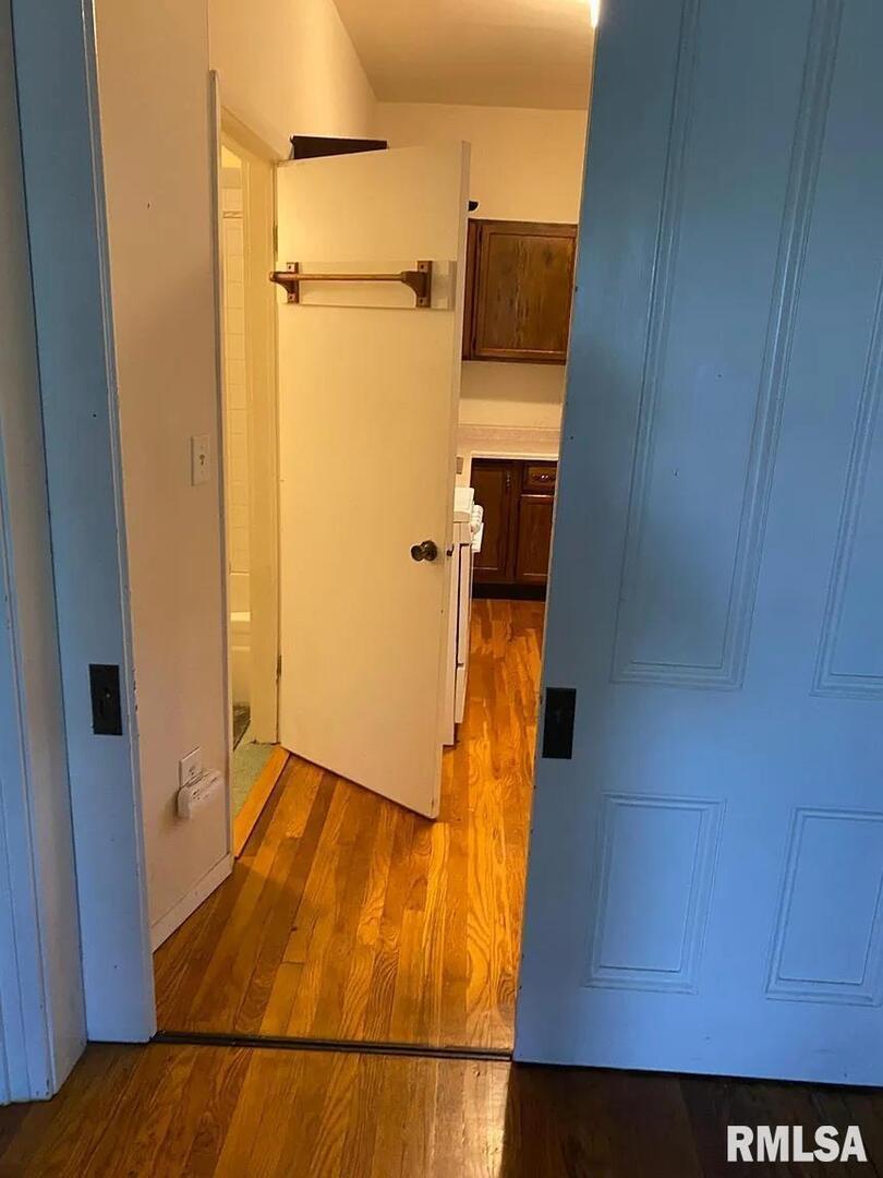 415 East 7th Street Davenport, IA 52803 - Photo 3 of 7 a bathroom with a shower