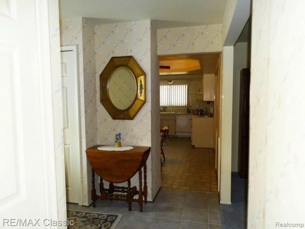 43952 Brandywyne Road Canton, MI 48187 - Photo 11 of 28 foyer area leads to all parts of the house.