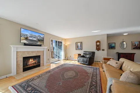 $425,000 | 1095 Lakeland Drive, Unit 922, Geneva, WI 53147