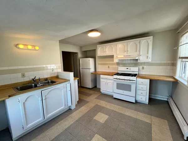 $2,200 | 1384 Gorham Street, Unit 3, Lowell, MA 01852