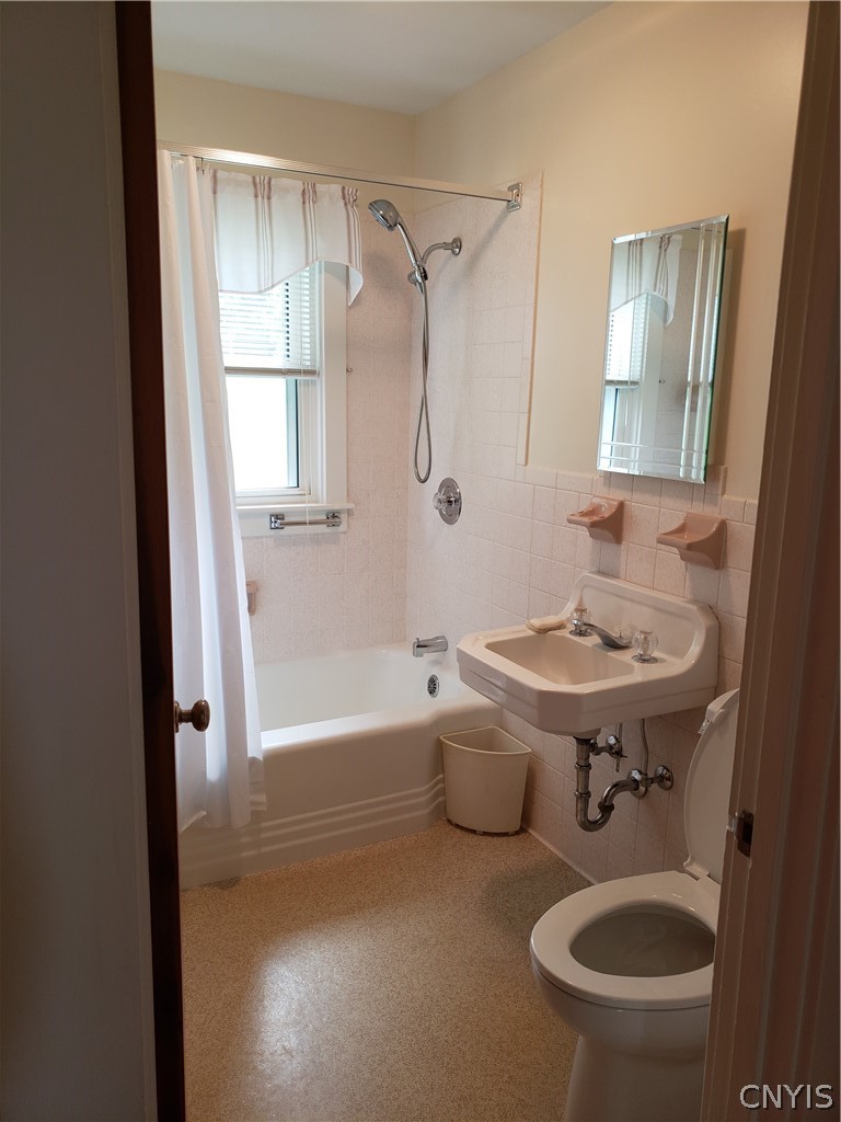 3744 Fisher Road Skaneateles, NY 13152 - Photo 12 of 18 full tub/shower bath