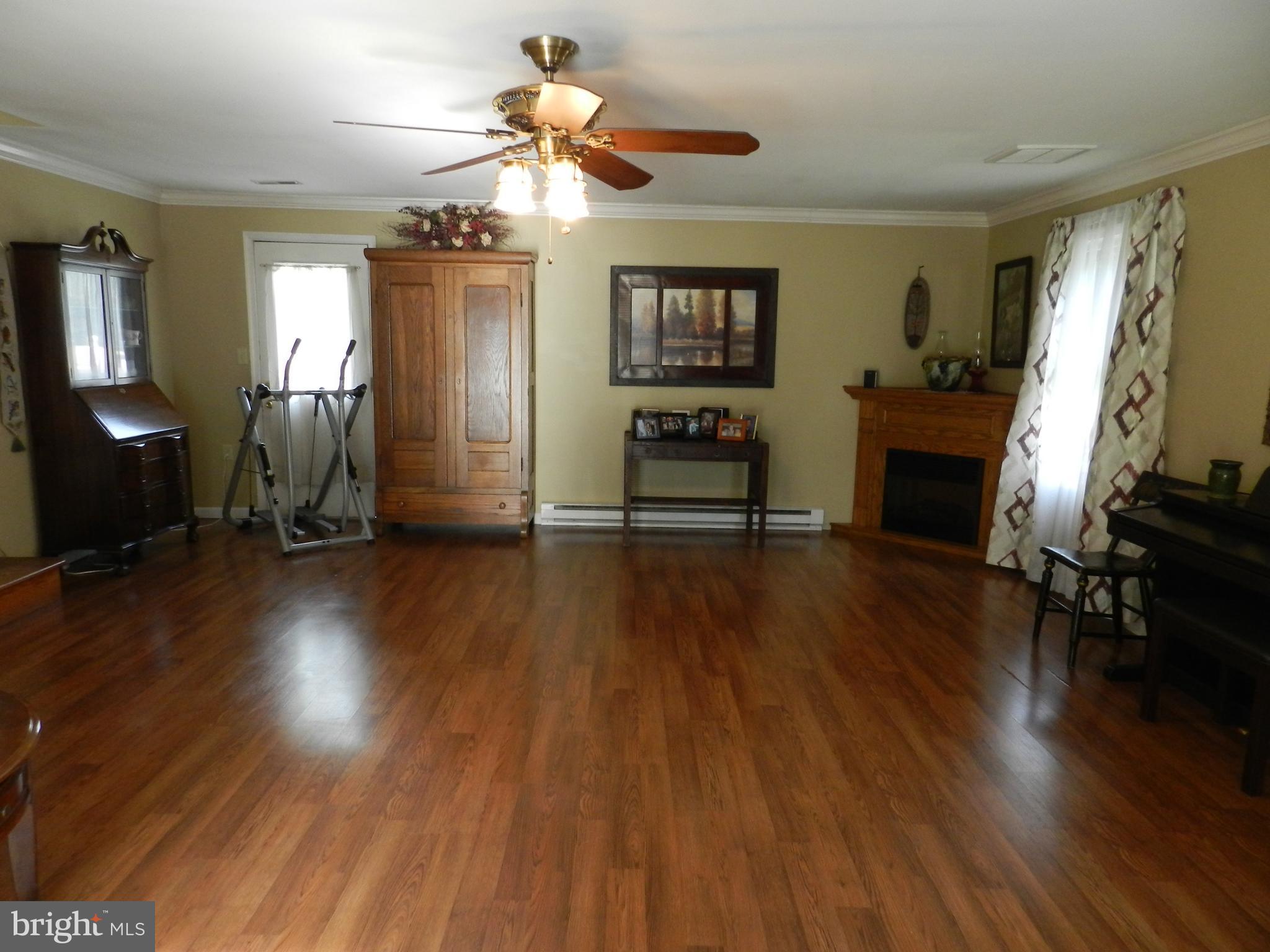 11836 Walnut Point Road Hagerstown, MD 21740 - Photo 8 of 29 Family Room