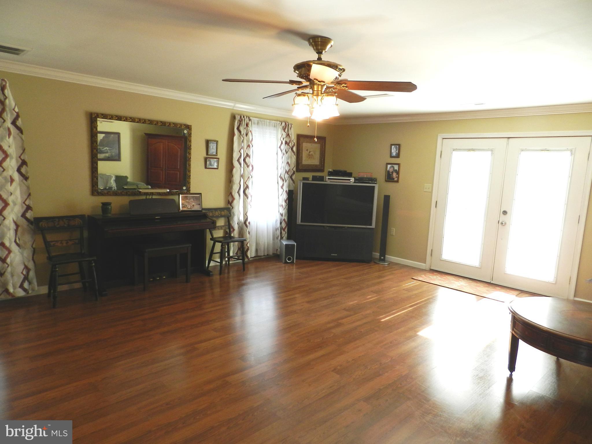 11836 Walnut Point Road Hagerstown, MD 21740 - Photo 9 of 29 Family Room