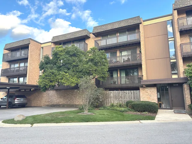 $289,000 | 1847 Tanglewood Drive, Unit 3B, Glenview, IL 60025