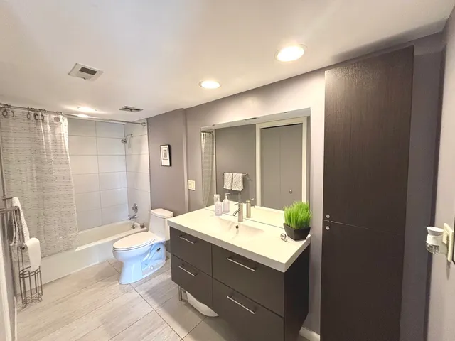 $289,000 | 1847 Tanglewood Drive, Unit 3B, Glenview, IL 60025