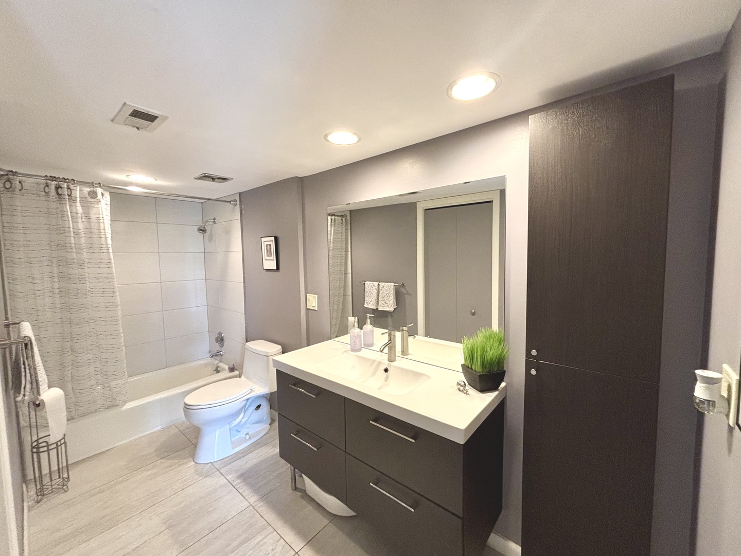 1847 Tanglewood Drive, Unit 3B Glenview, IL 60025 - Photo 12 of 30 a bathroom with a double vanity sink and a mirror