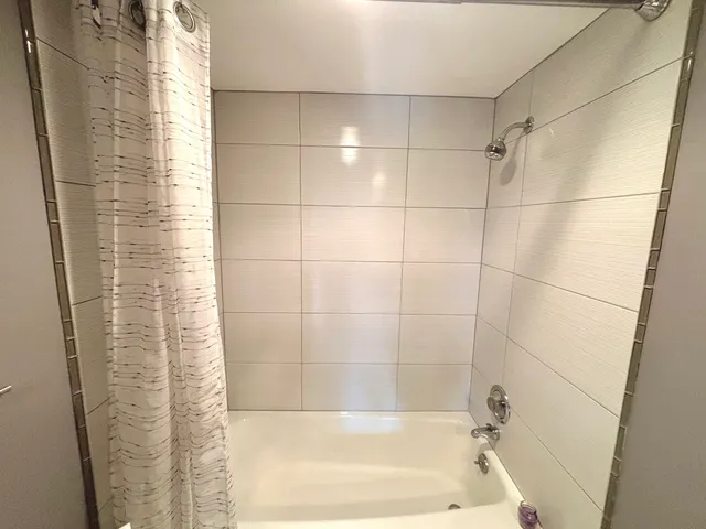 $289,000 | 1847 Tanglewood Drive, Unit 3B, Glenview, IL 60025