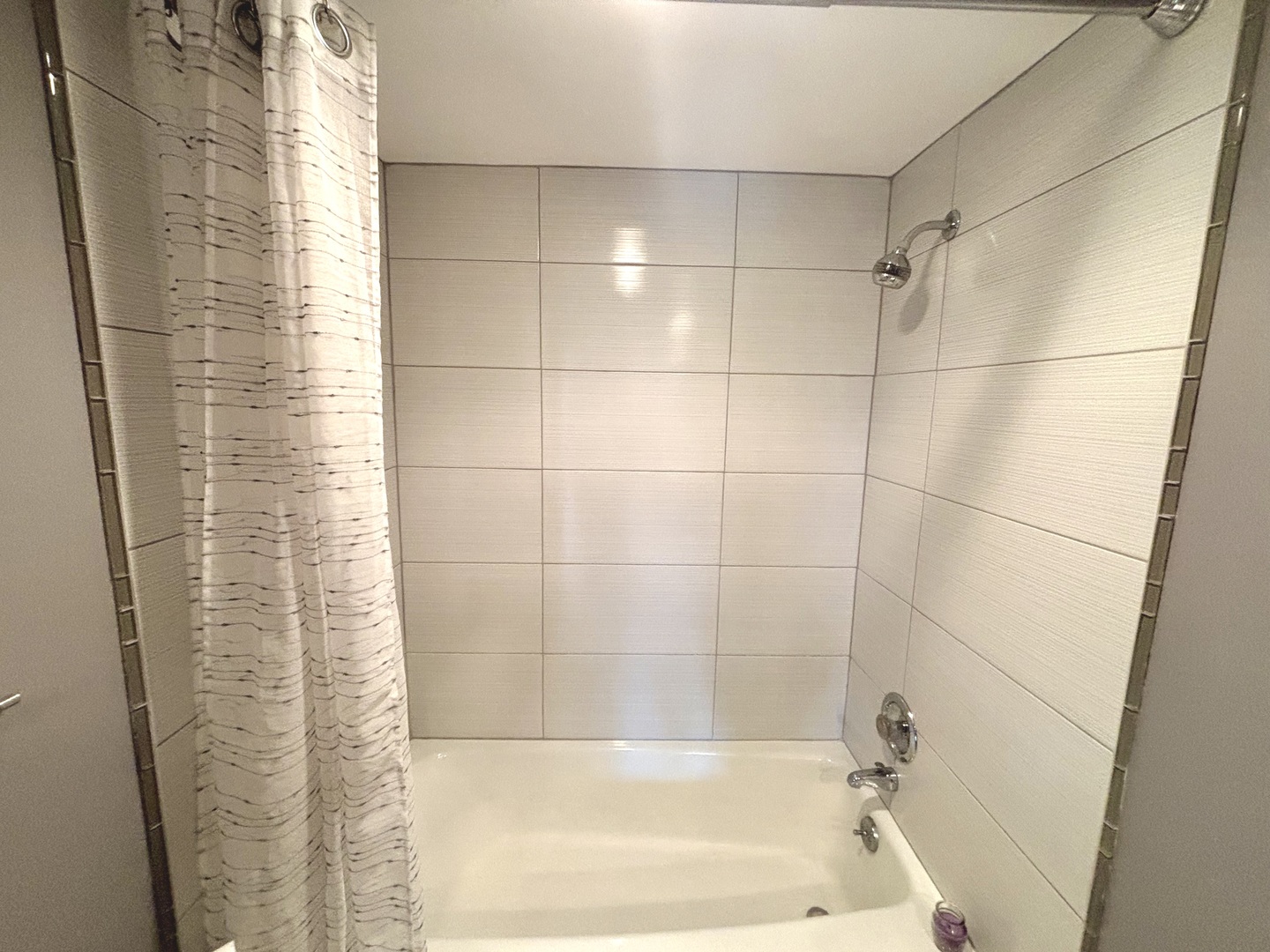 1847 Tanglewood Drive, Unit 3B Glenview, IL 60025 - Photo 14 of 30 a bathroom with a shower