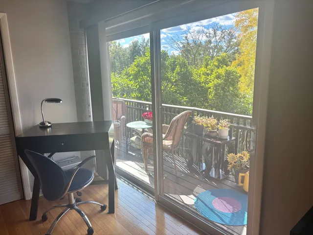 $289,000 | 1847 Tanglewood Drive, Unit 3B, Glenview, IL 60025