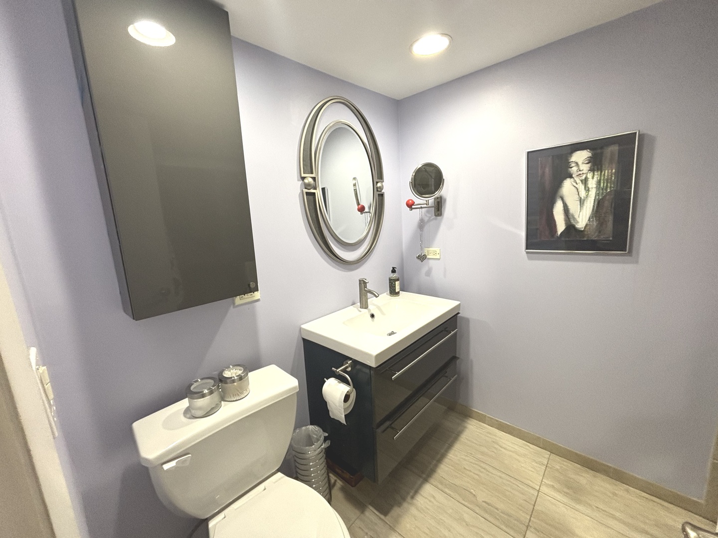 1847 Tanglewood Drive, Unit 3B Glenview, IL 60025 - Photo 21 of 30 a bathroom with a toilet a sink and mirror