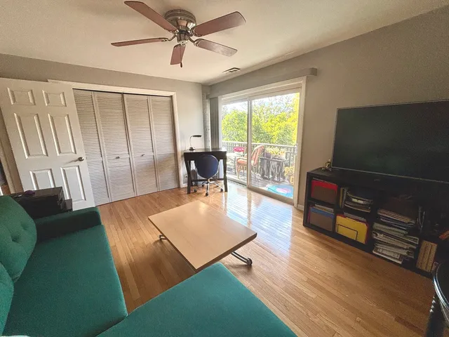 $289,000 | 1847 Tanglewood Drive, Unit 3B, Glenview, IL 60025