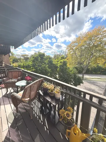 $289,000 | 1847 Tanglewood Drive, Unit 3B, Glenview, IL 60025