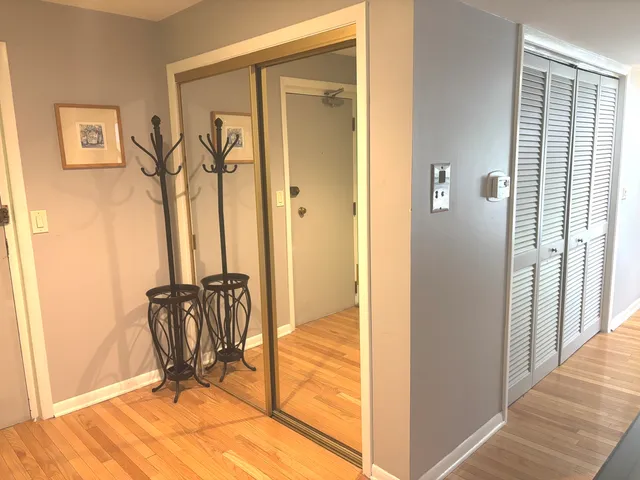 $289,000 | 1847 Tanglewood Drive, Unit 3B, Glenview, IL 60025