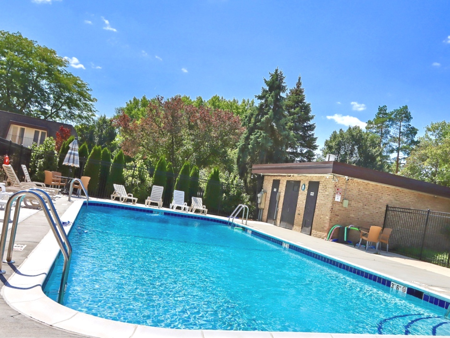 1847 Tanglewood Drive, Unit 3B Glenview, IL 60025 - Photo 30 of 30 a view of a backyard with swimming pool