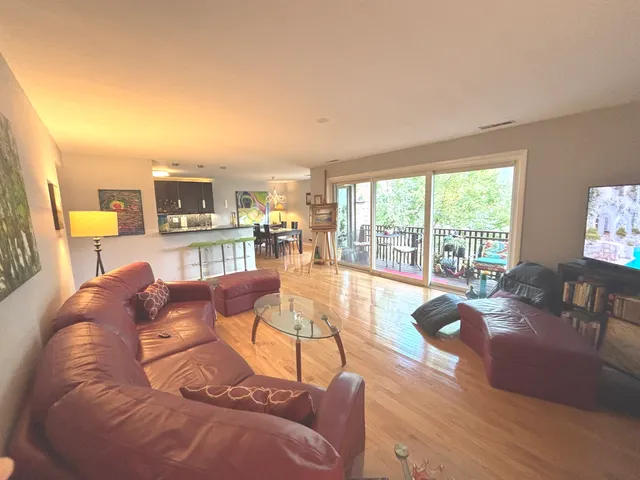 $289,000 | 1847 Tanglewood Drive, Unit 3B, Glenview, IL 60025