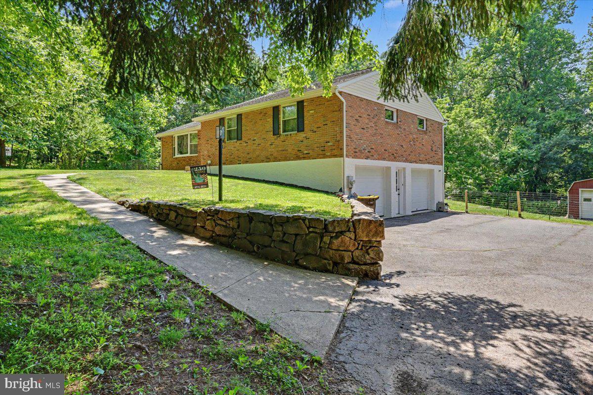 1199 Shenkel Road Pottstown, PA 19465 - Photo 4 of 38 Two car garage and large driveway