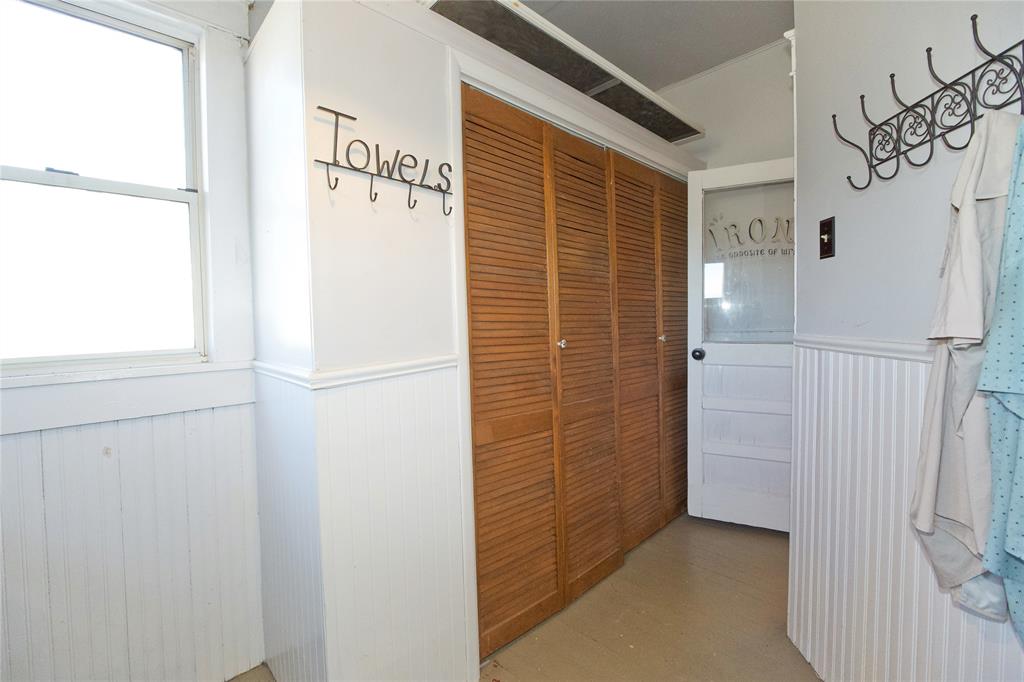 213 South Clements Street Gainesville, TX 76240 - Photo 23 of 37 a view of a small space