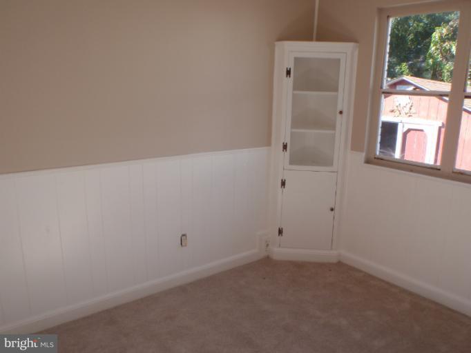 3223 13th Road South Arlington, VA 22204 - Photo 8 of 11 an empty room with a window