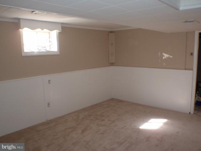 3223 13th Road South Arlington, VA 22204 - Photo 9 of 11 an empty room with a window
