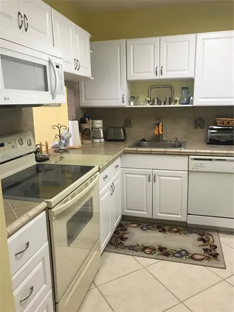 $2,000 | 3199 South Ocean Drive, Unit 402, Hallandale Beach, FL 33009