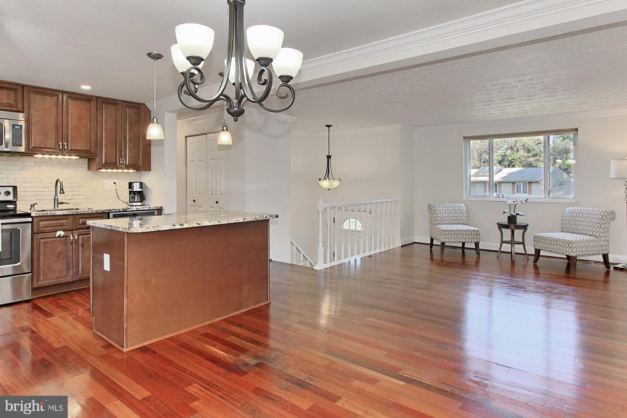 12809 Wrexham Road Herndon, VA 20171 - Photo 8 of 38 Designer Lighting & Hardwood Floors