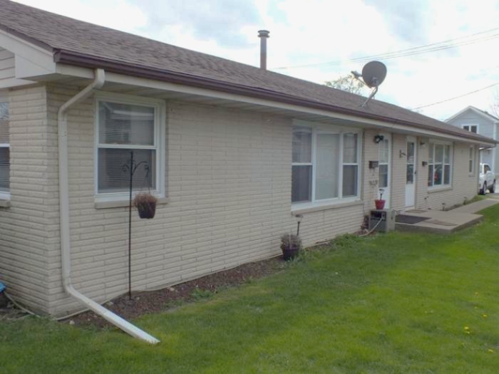 a view of a house with a backyard