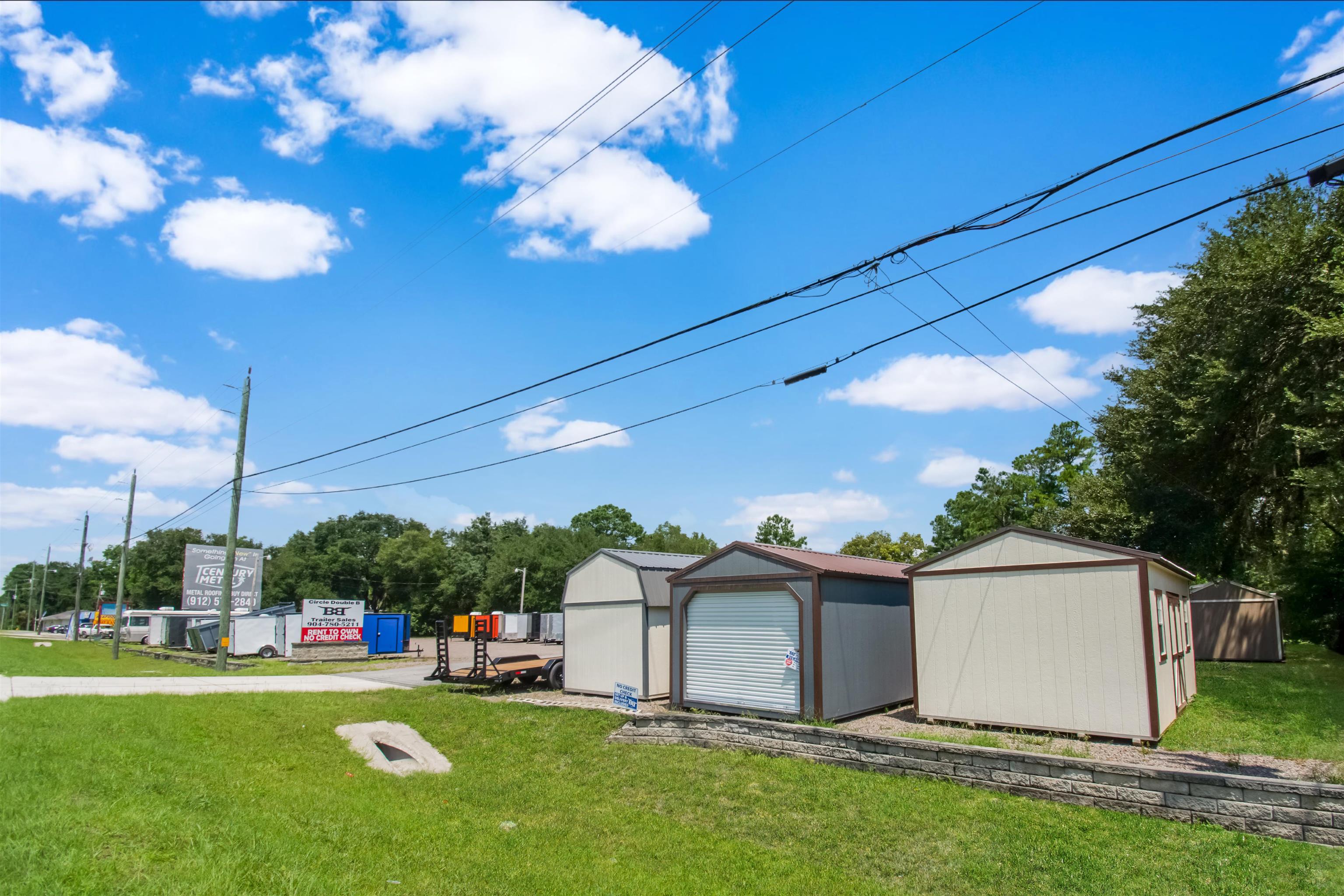 463493 State Road 200 Yulee, FL 32097 - Photo 4 of 20 a view of a house with a backyard and porch