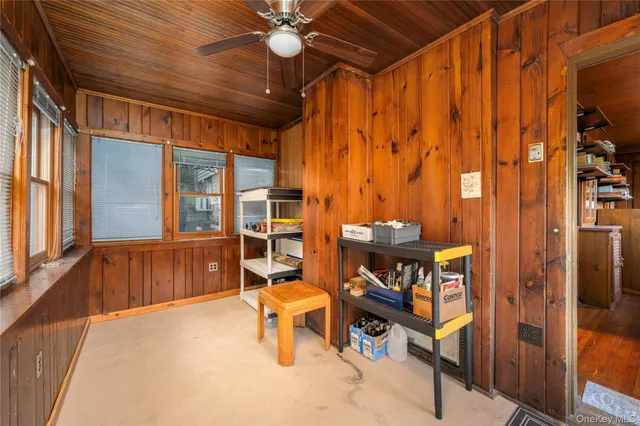 a view of an entryway with a livingroom