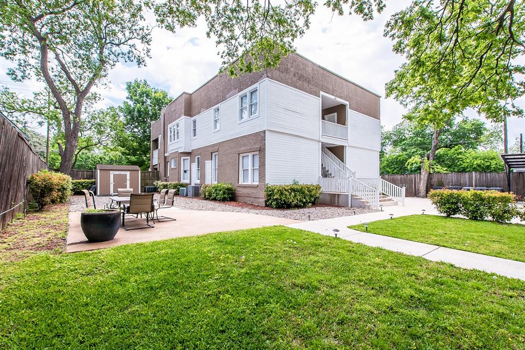 4719 Junius Street, Unit 3 Dallas, TX 75246 - Photo 34 of 36 a front view of a house with patio and garden