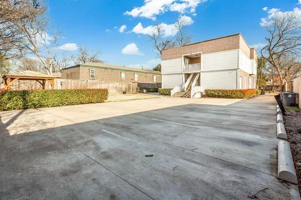 a view of a backyard