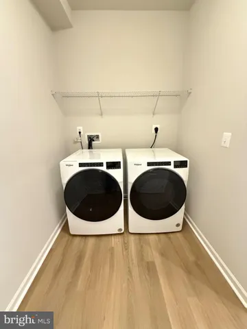 en empty room with windows and ceiling fan