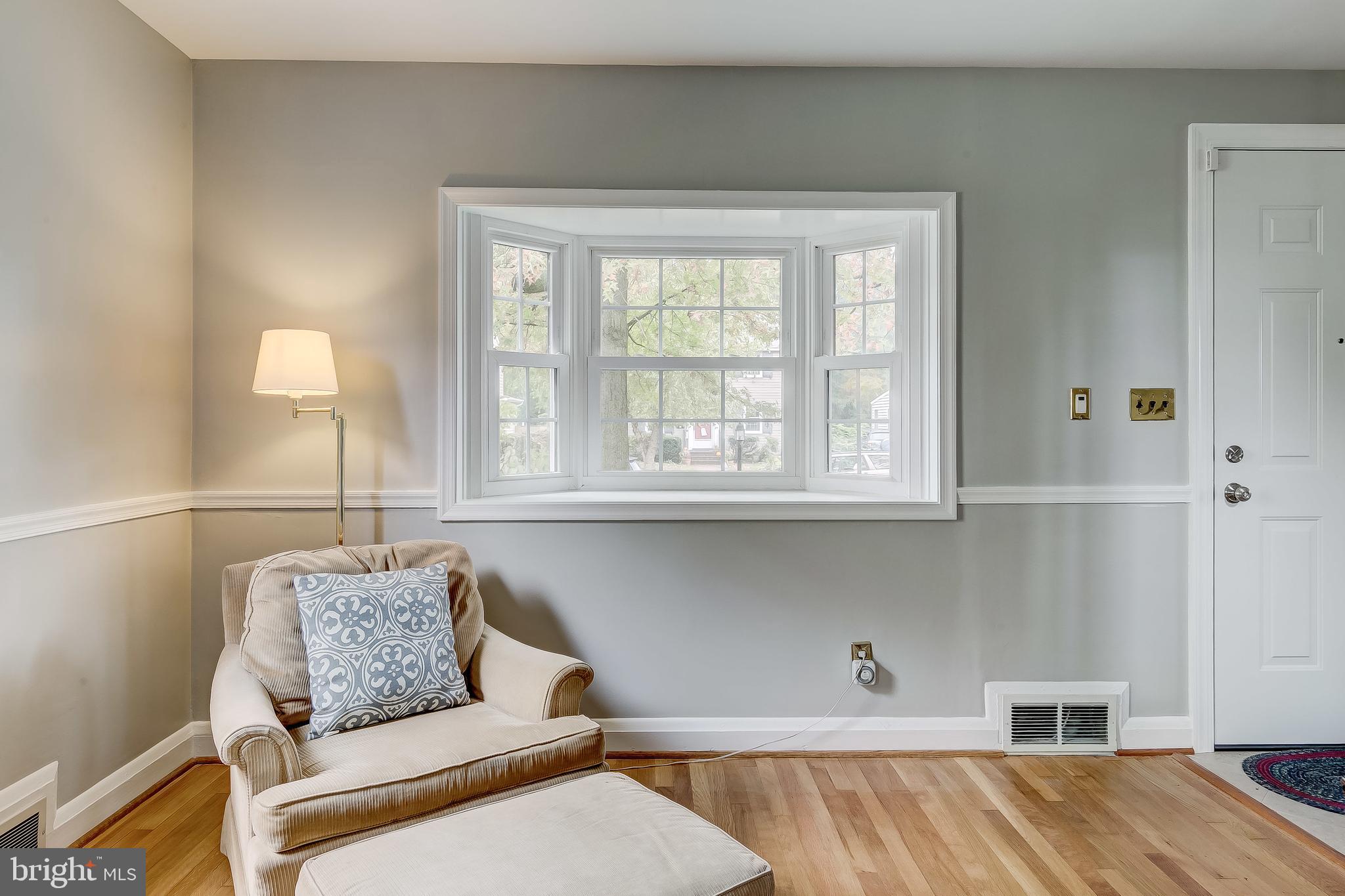 6503 Beverly Road Baltimore, MD 21239 - Photo 12 of 53 Zoom -in Custom Bay Window!