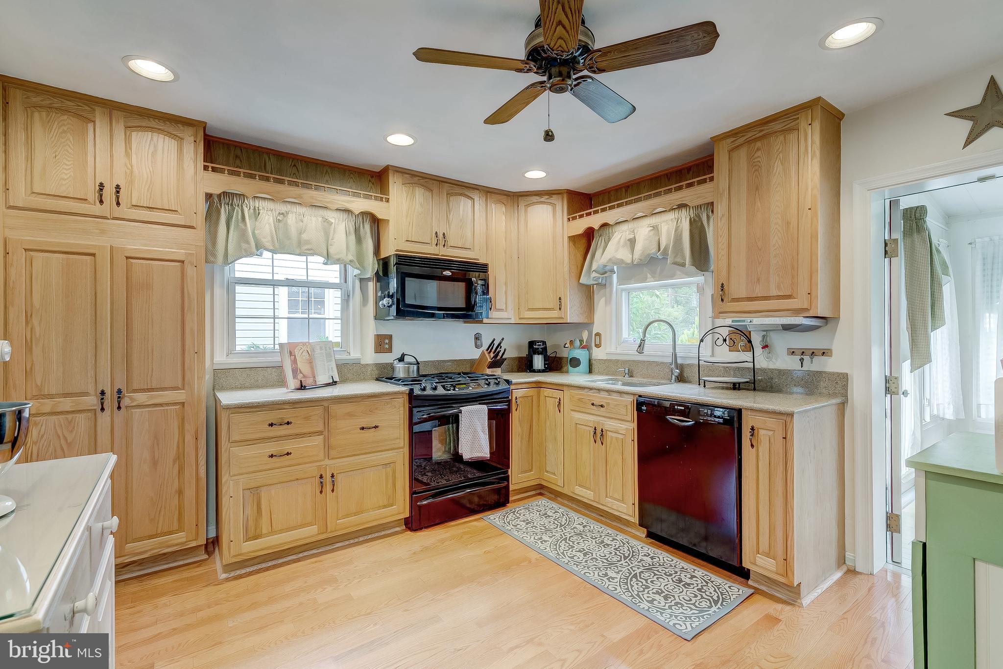 6503 Beverly Road Baltimore, MD 21239 - Photo 21 of 53 Eat-In Kitchen w/Quartz counters!
