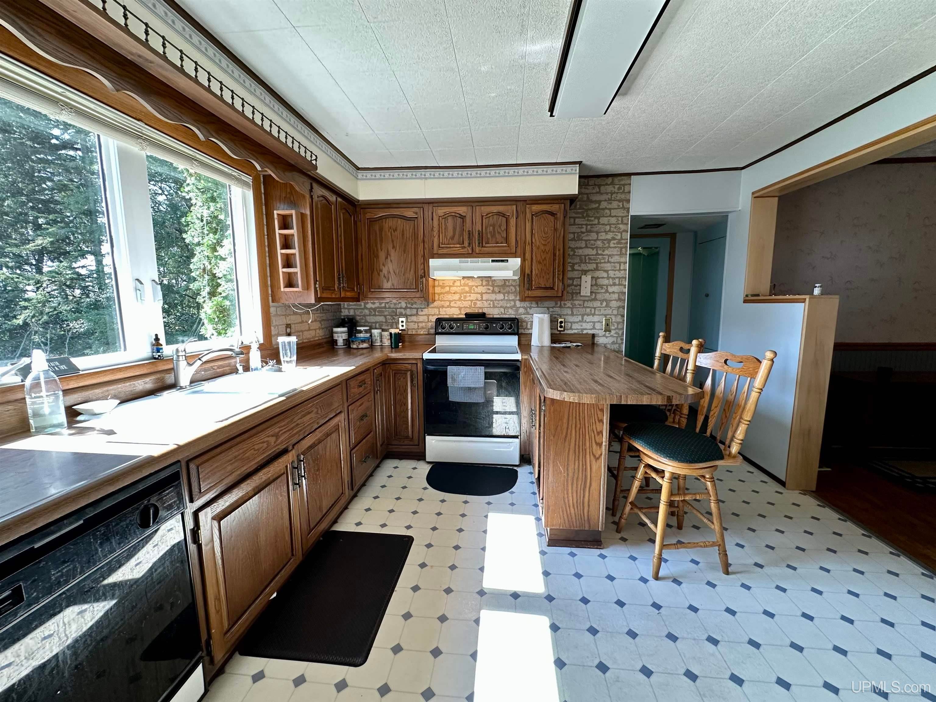 1114 Willow Road Gladstone, MI 49837 - Photo 5 of 21 Gallery Image 5