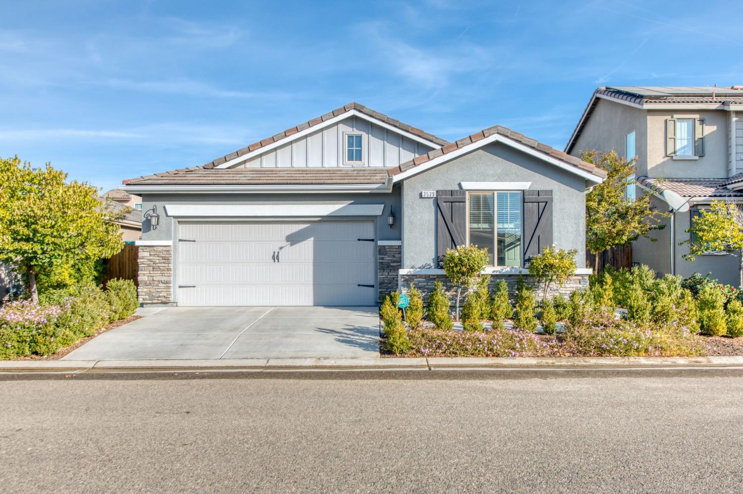3539 Taylor Lane Clovis, CA 93619 - Photo 2 of 33 front view of a house