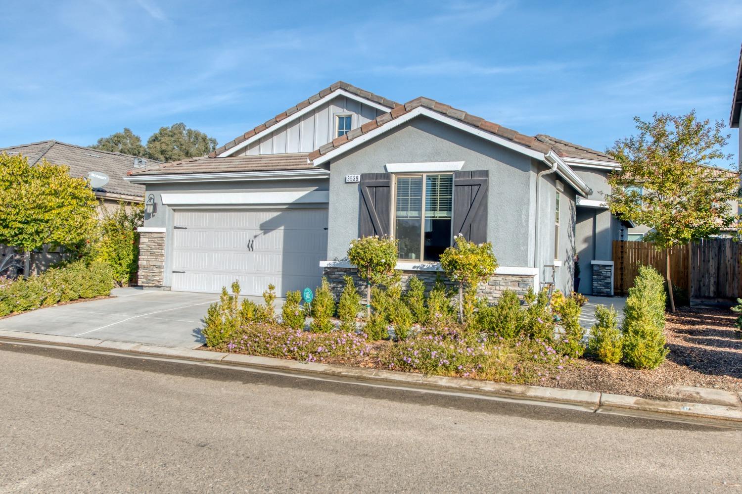 3539 Taylor Lane Clovis, CA 93619 - Photo 3 of 33 a front view of a house with a yard